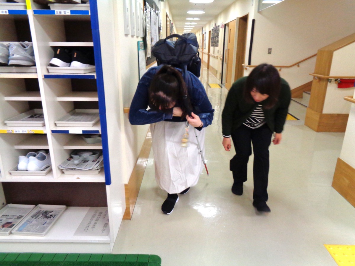 煙を吸わないよう口元を覆い、低い姿勢で避難
